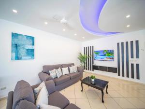 Plaza Achim 2BR APT, heart of nightlife area!