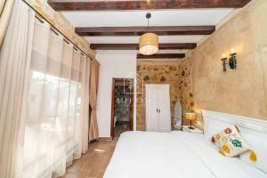 Charming villa with pool and unobstructed view