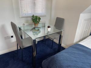 Cosy Loft Retreat off Vibrant Mill Road and minutes from station