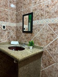 QUARTO BASICO EM POUSADA PERTO DE TUDo