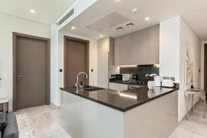 High-Rise 1BR Apartment with Burj Khalifa view