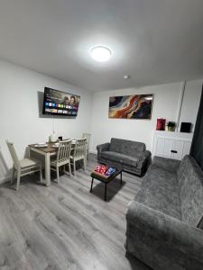 CityBuzz 4 Bedroom House in Nottingham Sleep 7