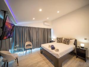 Luxury 3BR Penthouse, 300m from beach!