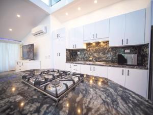 Luxury 3BR Penthouse, 300m from beach!