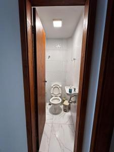 Village com 2 suites com ar a 300mts da praia e do rio