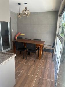 Village com 2 suites com ar a 300mts da praia e do rio