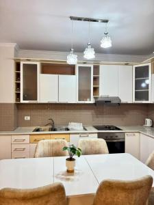 Tirana Central Apartment - Free Parking - Balcony