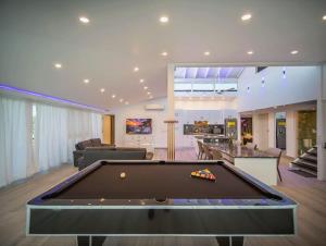 Luxury 3BR Penthouse 300m from beach