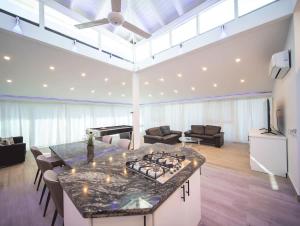 Luxury 3BR Penthouse 300m from beach