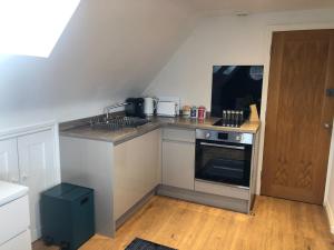 Cosy Loft Retreat off Vibrant Mill Road and minutes from station