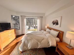 Snowcreek IV - Cozy Mammoth Ski Condo with Mtn Views and Hot Tub