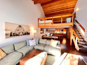 Snowcreek IV - Cozy Mammoth Ski Condo with Mtn Views and Hot Tub