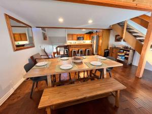 Snowcreek IV - Cozy Mammoth Ski Condo with Mtn Views and Hot Tub