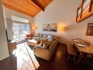 Snowcreek IV - Cozy Mammoth Ski Condo with Mtn Views and Hot Tub