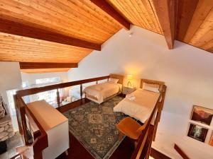 Snowcreek IV - Cozy Mammoth Ski Condo with Mtn Views and Hot Tub