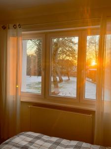 Chambre dhotes vue jardin coucher de soleil a la campagne