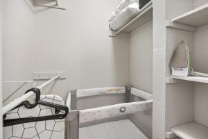 Coastal Hues - Pool, Gym & Free Parking!