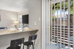 Coastal Hues - Pool, Gym & Free Parking!