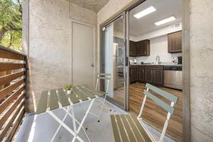 Coastal Hues - Pool, Gym & Free Parking!