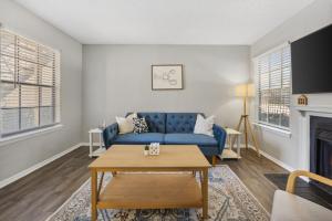 Coastal Hues - Pool, Gym & Free Parking!