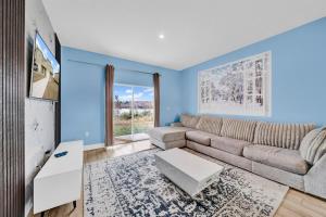 Comfortable 4 bedroom 4 bath Home Near Disney