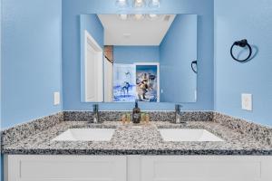 Comfortable 4 bedroom 4 bath Home Near Disney