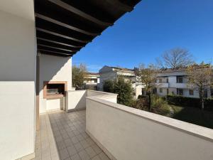 Bright apartment with swimming pool and solarium