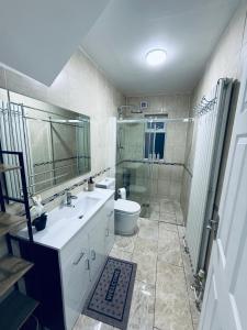 Near Station - Spacious 5-Bed Home with Parking