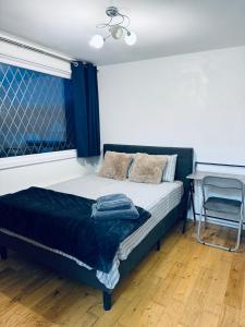 Near Station - Spacious 5-Bed Home with Parking