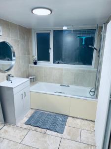 Near Station - Spacious 5-Bed Home with Parking