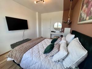 FLH Best View Elegance - Balcony, Free Parking, Bathtub & AC near Coresi Mall