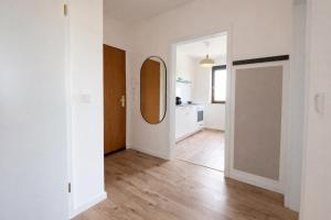 Apartment mit Rheinblick, Messe, Balkon, Küche, Parkplatz