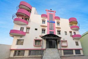 HOTEL STEP IN - Near Railway Station