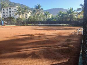 Beautiful 2 bedroom apartment in condominium in Praia das Toninhas