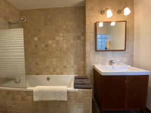 Gite La Grange, climatisée, vue sur le château de Peyrepertuse