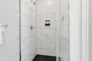 Upscale Penthouse Pool, Gym and Garage