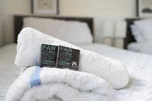 Spacious 2-Bed House Sleeps 7 Near Manchester