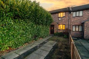 Spacious 2-Bed House Sleeps 7 Near Manchester