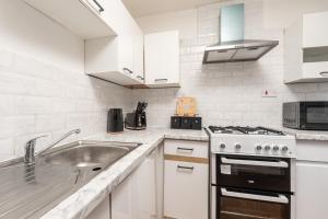 Spacious 2-Bed House Sleeps 7 Near Manchester