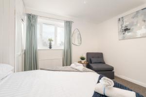 Spacious 2-Bed House Sleeps 7 Near Manchester