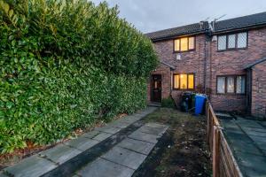 Spacious 2-Bed House Sleeps 7 Near Manchester