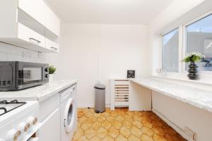 Spacious 2-Bed House Sleeps 7 Near Manchester