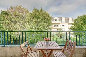 Bright Studio with Balcony near Paris