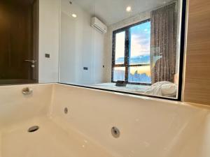 Private skyrise residence not yet fully furnished Thonglor