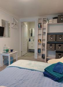 Double bedroom with ensuite wet room, incl breakfast, in Woking