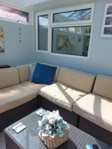 Double bedroom with ensuite wet room, incl breakfast, in Woking