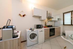 Nikos House Salò with Terrace 100m fro - Happy Rentals