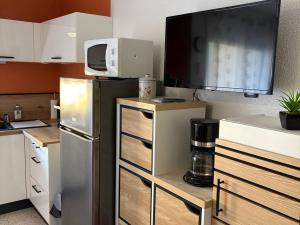 Studio climatisé à louer près des thermes - FR-1-680-47