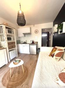 Charming studio for two with balcony in Antibes