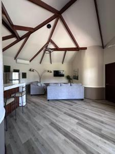 VIP - 7 Master Bedroom Private compound